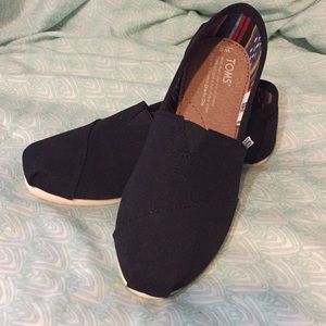 ✨NEVER WORN✨ Original Canvas Toms